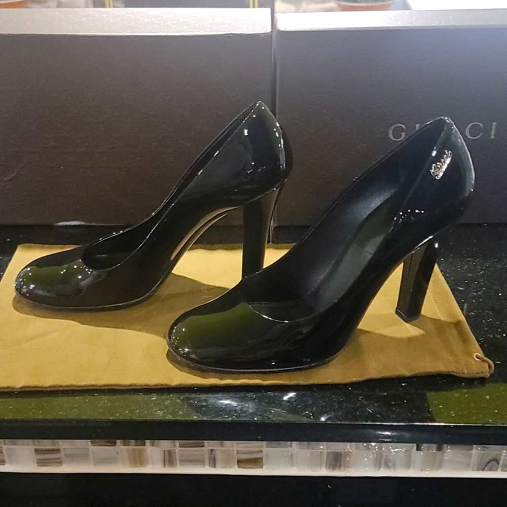 Gucci black patent leather pumps size 41